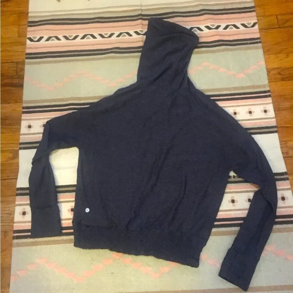 Lululemon size 8 women’s Grey hood long sleeve pullover thumb holes smocked